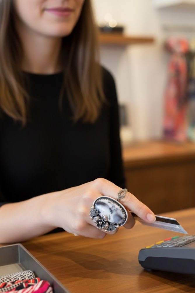 Anillo de Ópalo Dendrítico con Banda Sólida AR-1096