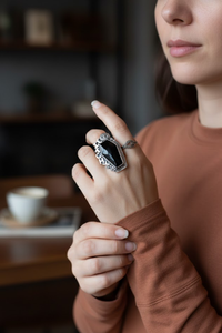 Anillo de ataúd, anillo de ónix negro, anillo de plata de ley con piedras preciosas de ónix negro, joyería de ónix, anillo de bruja, anillo de piedra negra, anillo de búho, SKU 6296