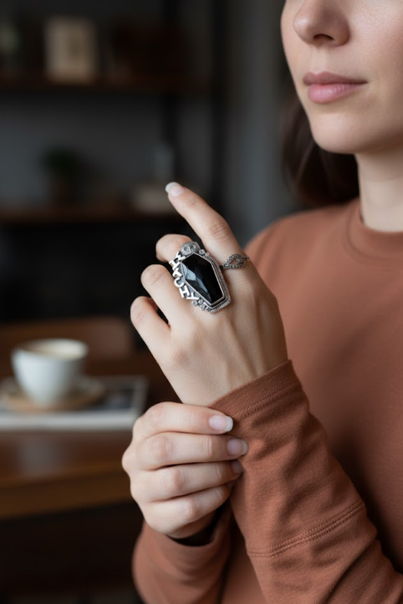 Anillo de ataúd, anillo de ónix negro, anillo de plata de ley con piedras preciosas de ónix negro, joyería de ónix, anillo de bruja, anillo de piedra negra, anillo de búho, SKU 6296