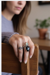 Anillo de ónix negro y prehnita, gema de dos piedras de banda dividida SKU 6017 