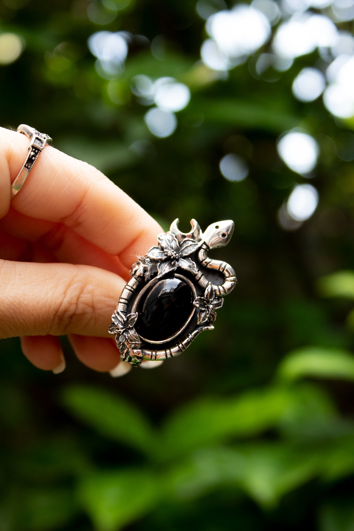 Serpent’s Embrace: Black Onyx Ring, AR- 7637