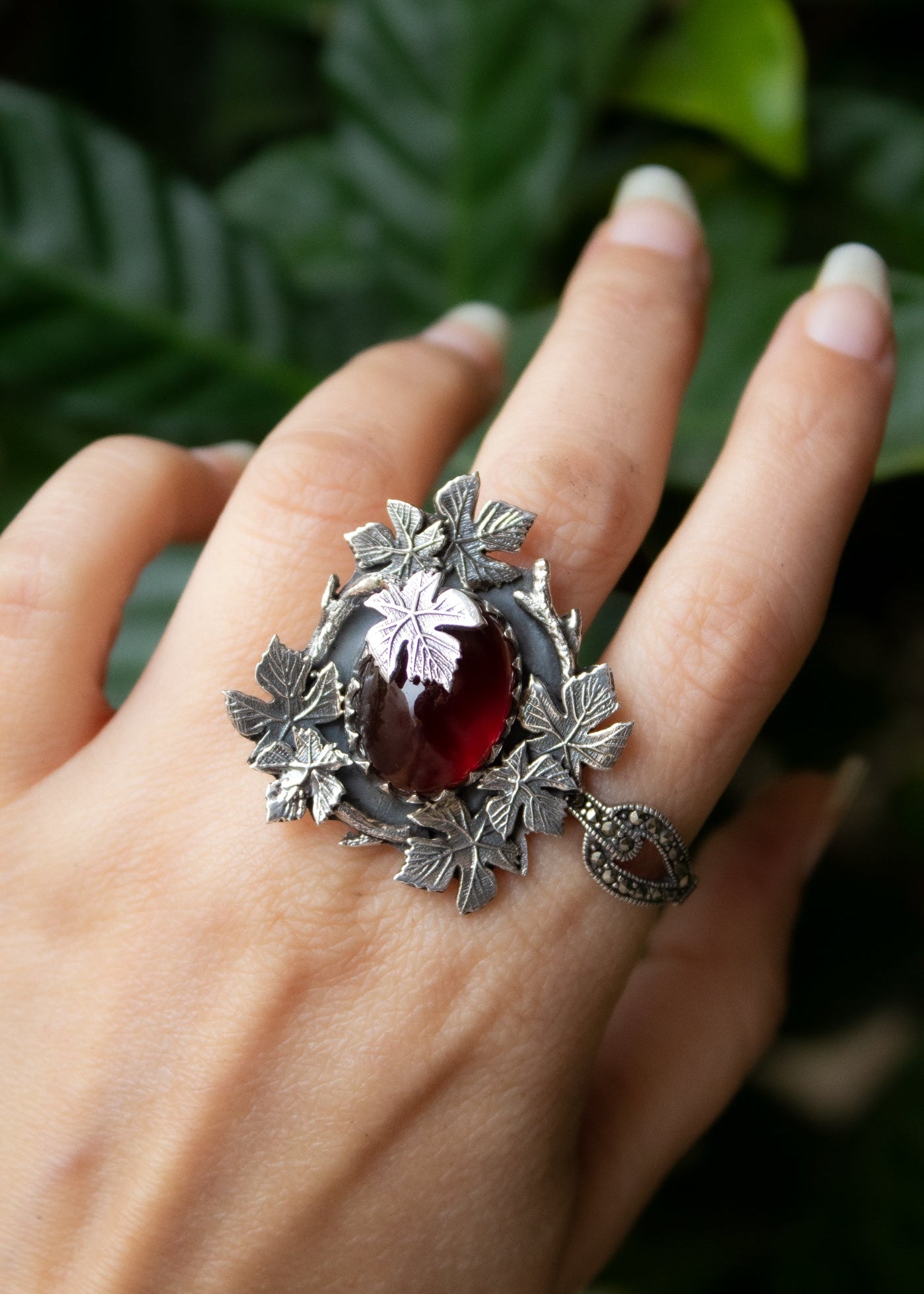 Anillo Granate Floral AR-6547