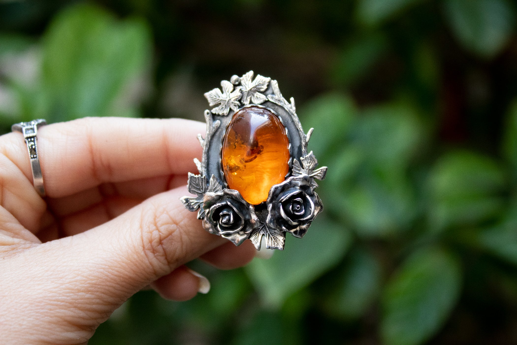 RESERVADO***Anillo de ámbar con ónix negro y hoja de arce AR-6626