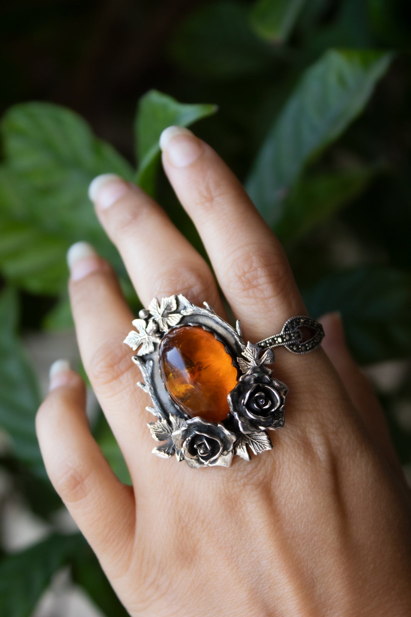 RESERVADO***Anillo de ámbar con ónix negro y hoja de arce AR-6626