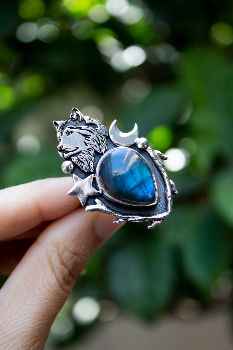 Lunar Guardian – Labradorite Wolf Ring, AR- 7404