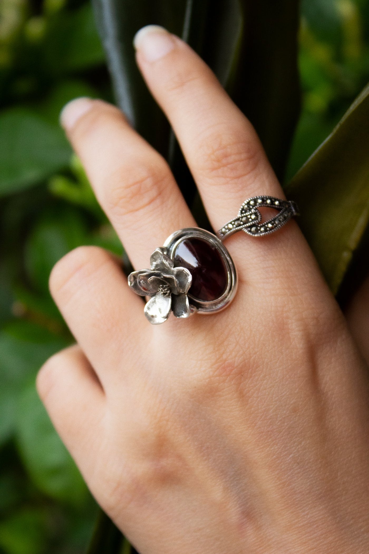 Anillo Granate Floral AR-6547