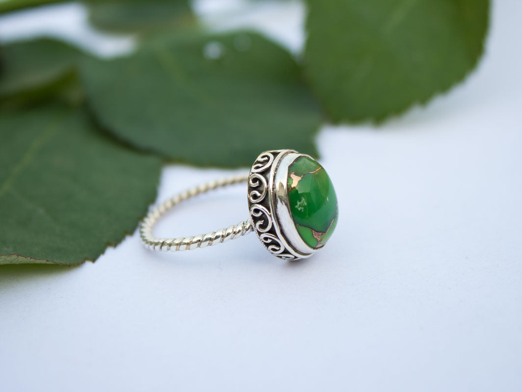 Anillo turquesa, anillo de plata esterlina turquesa cobre verde, anillo turquesa Mohave, joyería turquesa, anillo Boho, anillos delicados, anillo de banda retorcida AR-1148