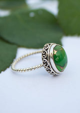 Anillo turquesa, anillo de plata esterlina turquesa cobre verde, anillo turquesa Mohave, joyería turquesa, anillo Boho, anillos delicados, anillo de banda retorcida AR-1148