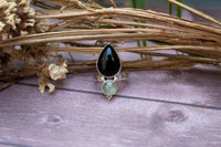 Anillo de ónix negro y prehnita, gema de dos piedras de banda dividida SKU 6017 