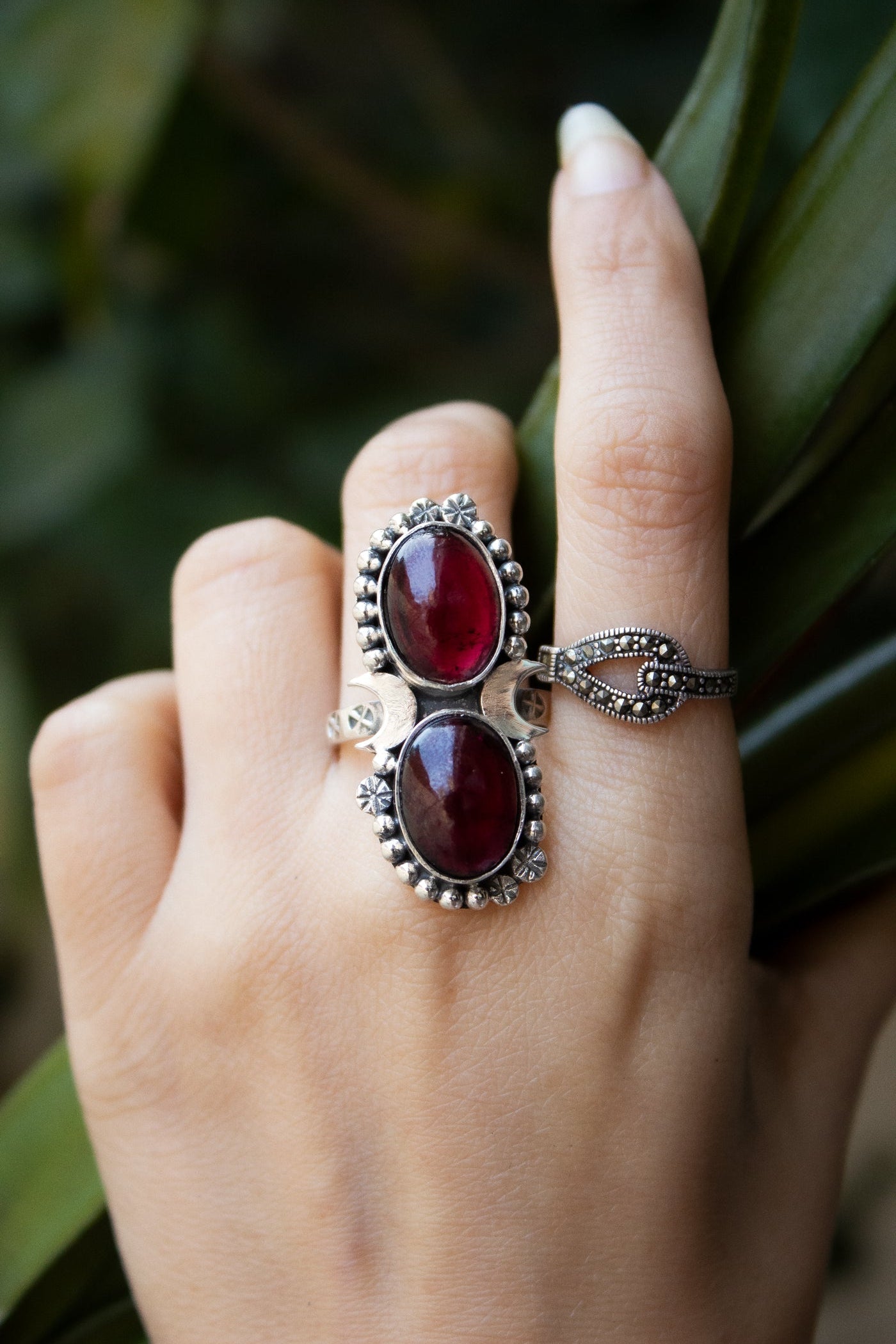 Anillo Granate con Media Luna AR-6544
