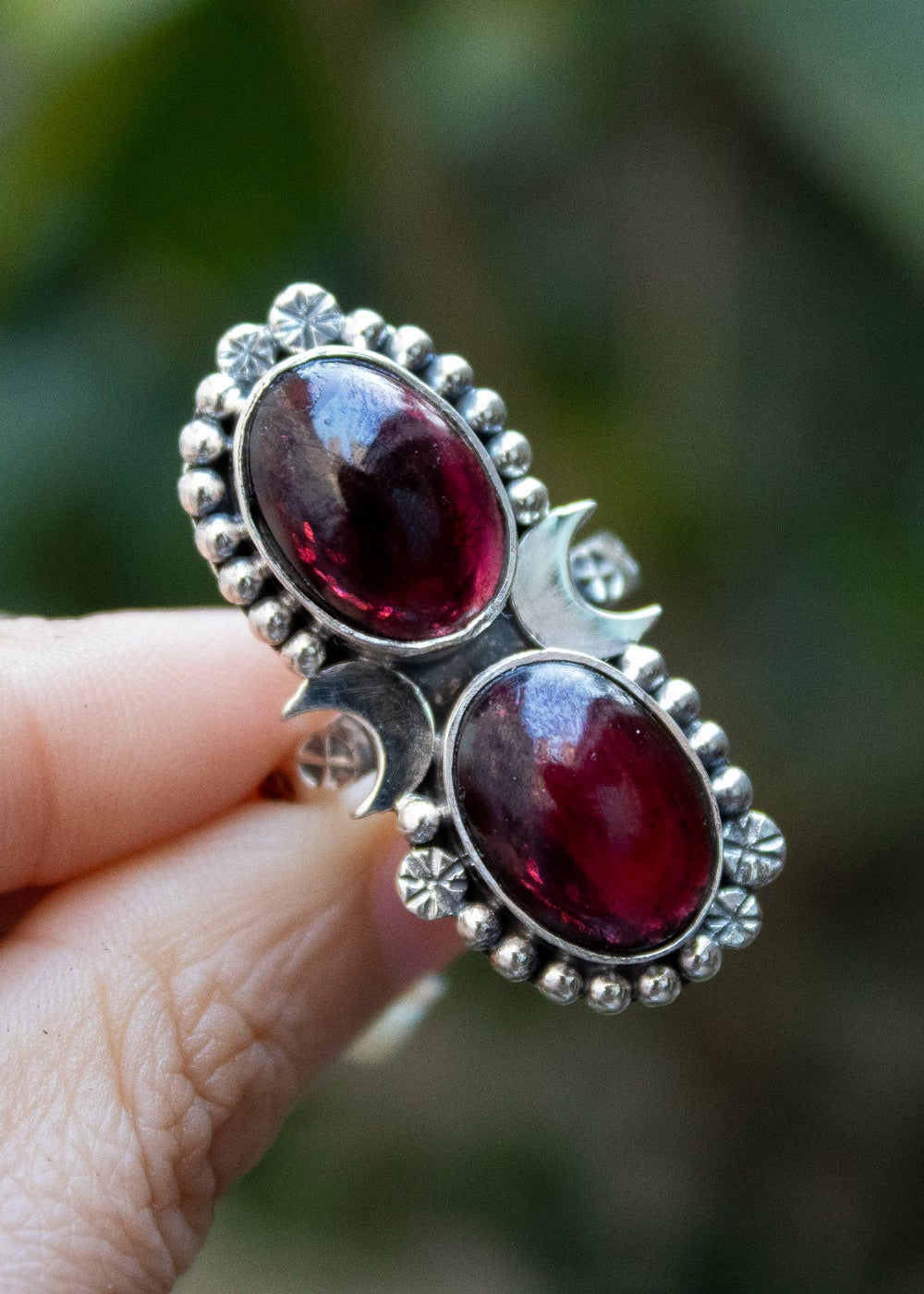 Anillo Granate con Media Luna AR-6544