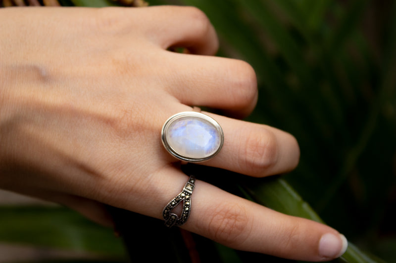 Anillo de piedra lunar arcoíris natural, anillo de plata fuego azul SKU 6059