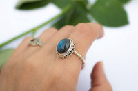 Anillo de plata esterlina con labradorita flash azul natural, anillo de banda retorcida, SKU 6216