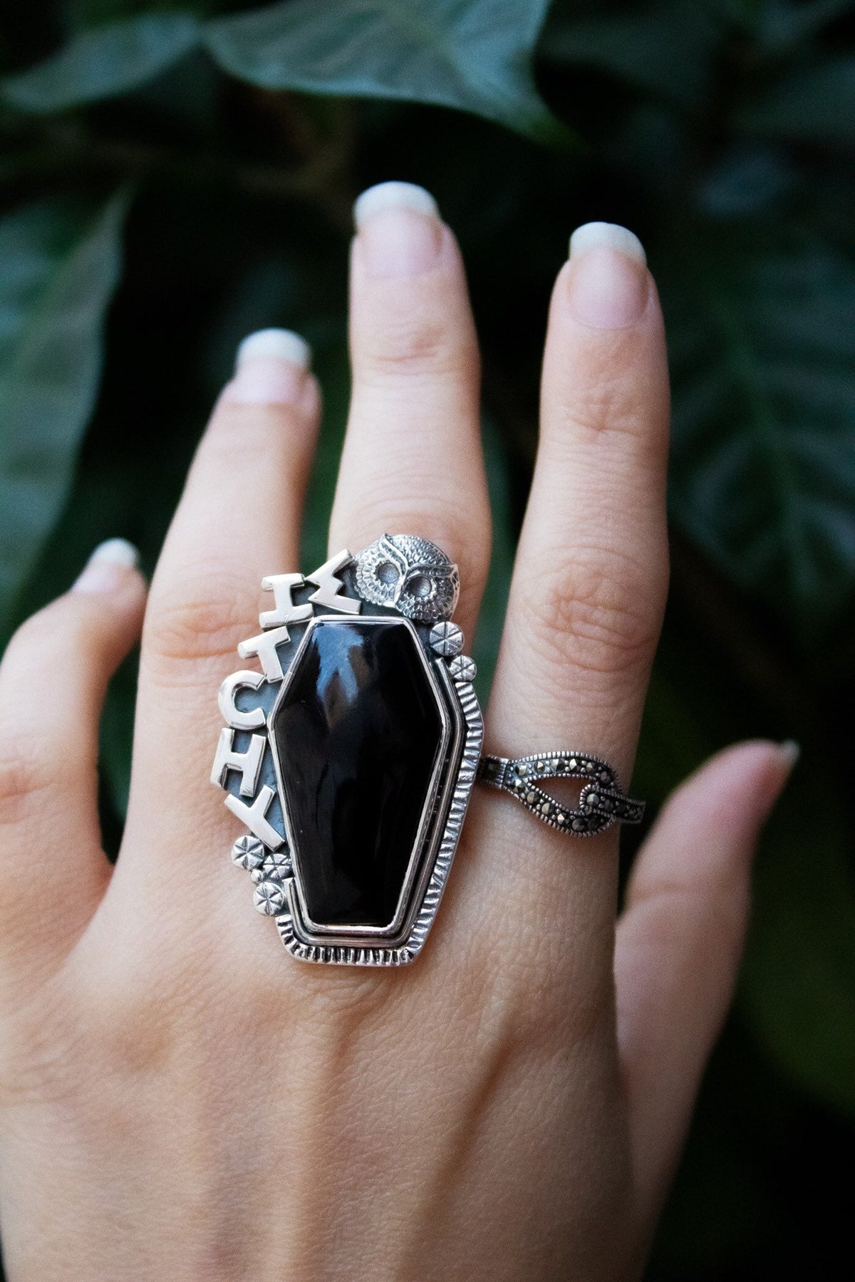Anillo de ataúd, anillo de ónix negro, anillo de plata de ley con piedras preciosas de ónix negro, joyería de ónix, anillo de bruja, anillo de piedra negra, anillo de búho, SKU 6296