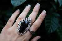 Anneau de cercueil, anneau noir d'onyx, anneau noir d'argent sterling de pierre précieuse d'onyx, bijoux d'onyx, anneau de sorcière, anneau noir de pierre, anneau de hibou, SKU 6296