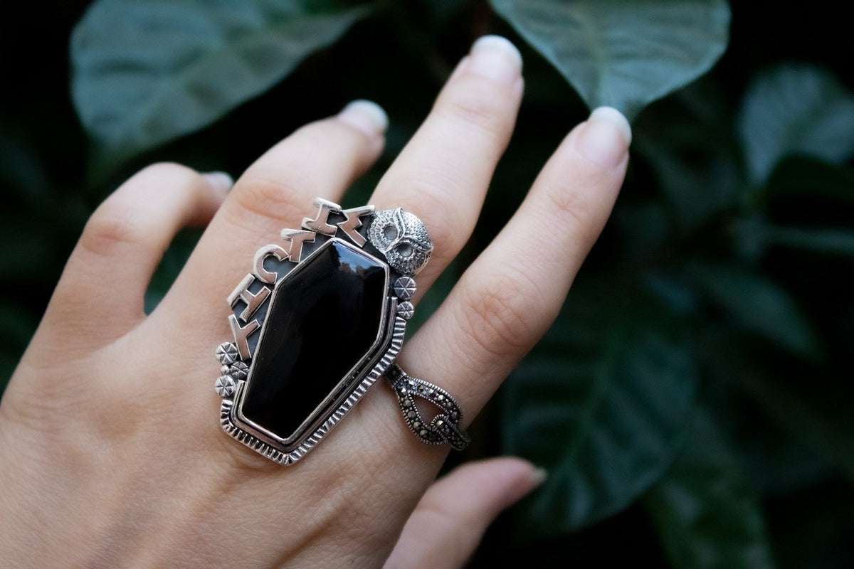 Anillo de ataúd, anillo de ónix negro, anillo de plata de ley con piedras preciosas de ónix negro, joyería de ónix, anillo de bruja, anillo de piedra negra, anillo de búho, SKU 6296