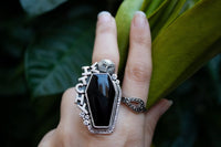 Anneau de cercueil, anneau noir d'onyx, anneau noir d'argent sterling de pierre précieuse d'onyx, bijoux d'onyx, anneau de sorcière, anneau noir de pierre, anneau de hibou, SKU 6296